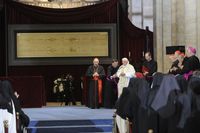 Pabst Benedikt XVI. besucht das Grabtuch 2010 im Turiner Dom